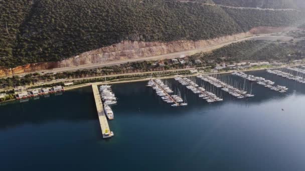 Vista aérea del puerto deportivo de la ciudad o puerto con yates y barcos atracados — Vídeos de Stock