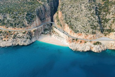 Yaz tatili için deniz kıyısı ve turkuaz denizi olan güzel körfez.