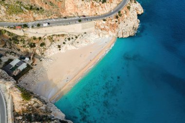 Yaz tatili için deniz kıyısı ve turkuaz denizi olan güzel körfez.