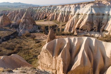 Volkanik kaya oluşumları, içinde keskin evler ve Kapadokya 'daki Peri Bacaları.
