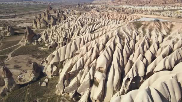 Kapadokya 'da seyahat, Kapadokya Vadisi' nin hava manzarası. — Stok video