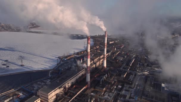 Emisiones de humo de las tuberías de fábrica en la zona industrial — Vídeos de Stock