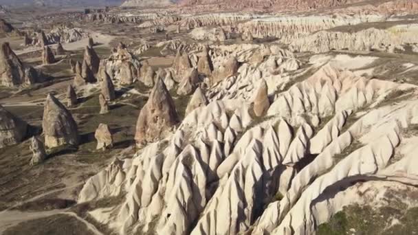 Kapadokya 'da seyahat, Kapadokya vadisinde muhteşem dağ manzarası — Stok video