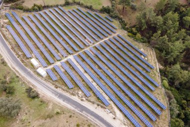 Güneş enerjisi, konsept temiz enerji, elektrik alternatifi, doğadaki güç. Güneş enerjisi üretimi için güneş paneli hücresi