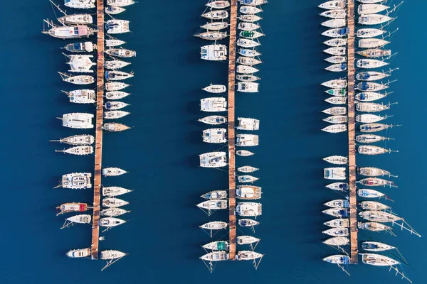 yat rıhtıma yanaştı yat klübünde Marine Bay 'de. Yat kulübünün hava görüntüsü