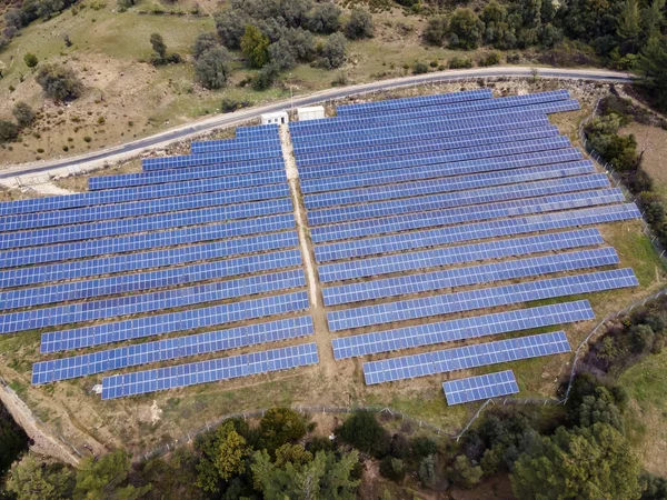 Солнечные Панели Поля Горе Солнечной Энергии Возобновляемые Зеленые Энергетические Ресурсы — стоковое фото