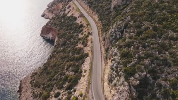 Αεροφωτογραφία του Coast Highway μεταξύ θάλασσας και βράχων — Αρχείο Βίντεο