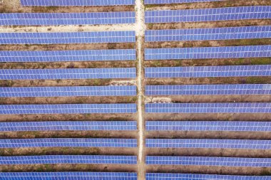 Güneş enerjisi için dağdaki güneş panelleri. Yenilenebilir ve yeşil enerji kaynağı