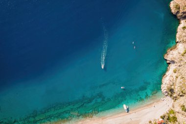 Mavi denizde sürat teknesi sırasının havadan görünüşü. Yaz tatili ve deniz turizmi