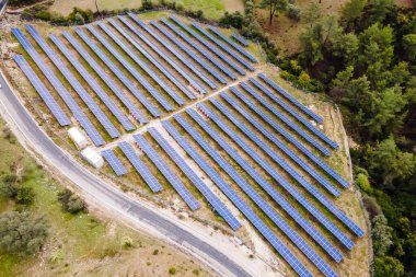 Güneş panelleri ya da güneş pilleri dağdaki güneş çiftliğinde. Güneş enerjisi, kavram temiz enerji, elektrik alternatifi