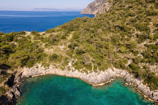 Luchtfoto Van Rotsachtige Kustlijn Met Turquoise Helder Zeewater Oppervlak Zonnige — Stockfoto