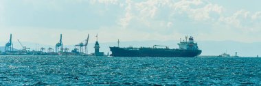 İstanbul Boğazı 'nda büyük bir kargo gemisi tankeri, nakliye su konsepti