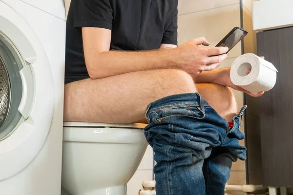 Hombre Sentado Taza Del Inodoro Sentarse Con Papel Higiénico Uso — Foto de Stock