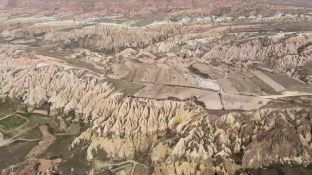 Kapadokya 'da seyahat, Kapadokya Vadisi' nin hava manzarası. — Stok video