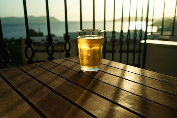 Vaso Cerveza Fría Mesa Balcón Atardecer Enfriamiento Bebida Verano Tiempo — Foto de Stock