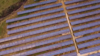 Dağdaki güneş çiftliğindeki güneş panelleri veya güneş pilleri