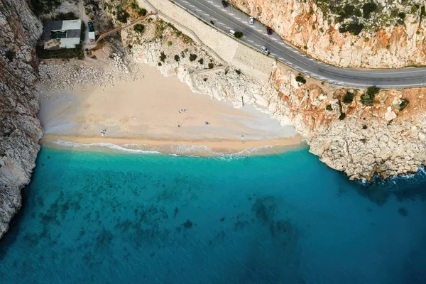 カプタス ビーチ トルコの美しいターコイズブルーの海と砂浜で太陽と海を楽しむ人々 — ストック写真