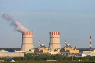 Nükleer enerji santrali hava atmosferine buhar yayıyor. Atom enerjisi üretimli sanayi bölgesi