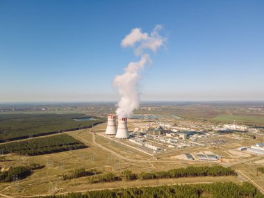 Nükleer enerji santrali hava atmosferine buhar yayıyor. Atom enerjisi üretimli sanayi bölgesi