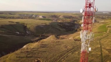 5G anten ve 5G teknolojisi. 5G ve 4G ağları boyunca telekom kulesi.