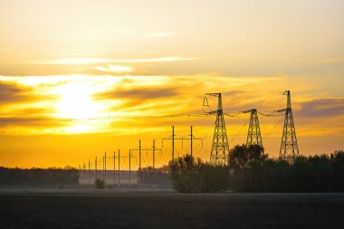 Kırsal kesimde elektrik tesisatı için endüstriyel elektrik hattı kulesinde yüksek gerilim hattı var. Enerji aktarımı, başlık güç hattı ile.