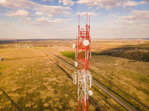 5G anten, kırsal bölgedeki 5G teknolojisi ile çalışıyor. Telekom kulesi 5G ve 4G ağları, telekomünikasyon merkezi.