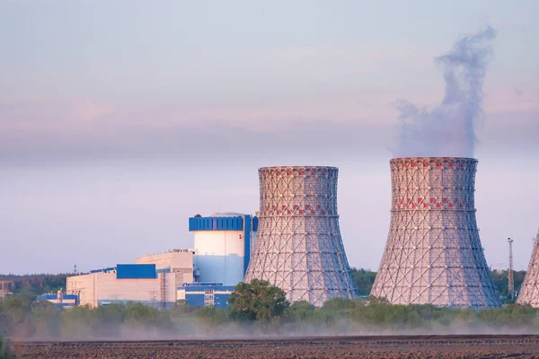 Nükleer enerji santrali yenilenebilir enerji kaynağından temiz enerji üretiyor. Atom enerjisi üretimli sanayi bölgesi