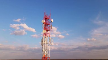 Telekom kulesi 5G ve 4G ağları, telekomünikasyon merkezi.