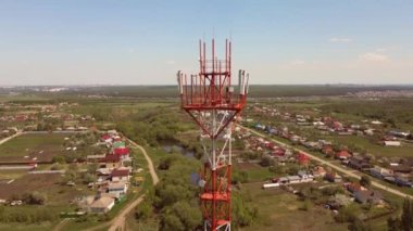 Kırsal kesimde 5G teknolojili 5G anten.