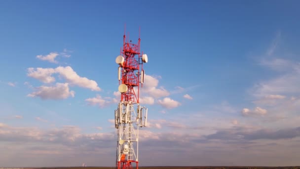 Torre de telecomunicaciones con red 5G y 4G, estación base de telecomunicaciones — Vídeo de stock