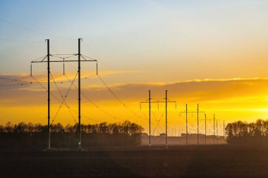 Kırsal kesimde elektrik tesisatı için endüstriyel elektrik hattı kulesinde yüksek gerilim hattı var. Enerji aktarımı, başlık güç hattı ile.