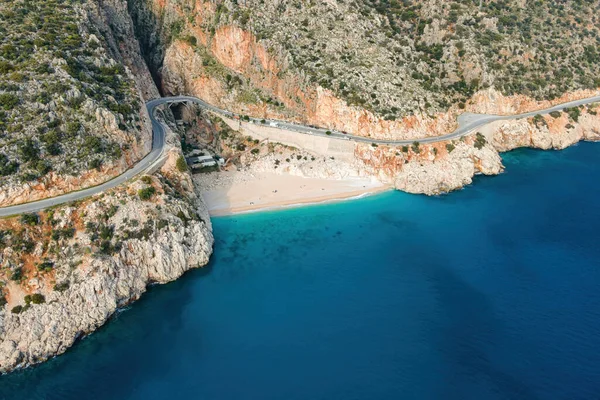トルコビーチ地中海のリゾートトルコのカプタスビーチでの夏の休暇 砂浜の空中風景 — ストック写真
