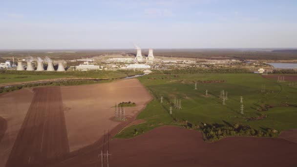 Nükleer santral üretimi yenilenebilir enerji kaynaklarından temiz enerji — Stok video