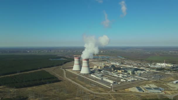 Central nuclear, torre de refrigeración de centrales atómicas — Vídeos de Stock