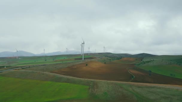 Produkcja energii wiatrowej czysta energia z odnawialnych źródeł energii wiatrowej — Wideo stockowe