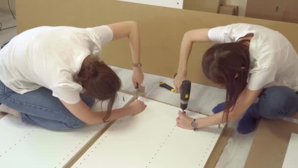 Ženy samostatně montovat nábytek — Stock video