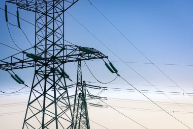 Kırsal kesimde elektrik tesisatı için endüstriyel elektrik hattı kulesinde yüksek gerilim hattı var. Enerji aktarımı, başlık güç hattı ile.