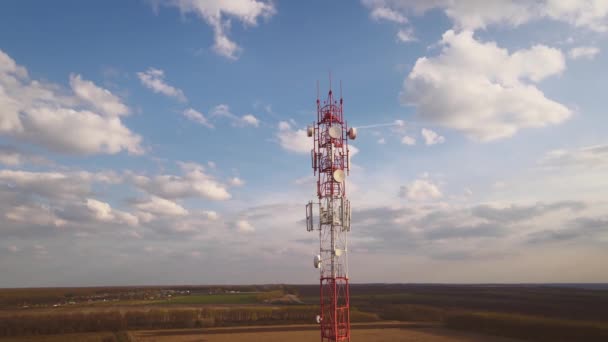 Torre de telecomunicaciones con red 4G, estación base de telecomunicaciones — Vídeo de stock