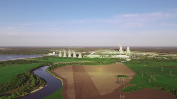 Letecký pohled na průmyslovou zónu s výrobou atomové energie elektrárny — Stock video
