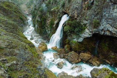 Türkiye 'de Kapuzbasi Şelaleleri, Aladaglar Milli Parkı' nın hava manzarası