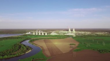 Nükleer enerji santrali soğutma kuleleri hava atmosferinde buhar emisyonu.