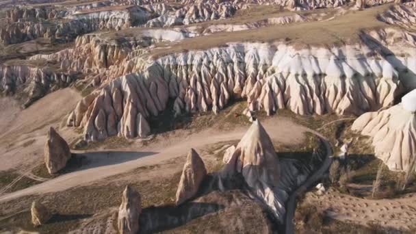 Hava görüntüleri Kapadokya manzarası ve gün batımında gül vadisi. Türkiye — Stok video