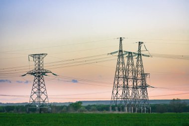 Kırsal kesimde elektrik tesisatı için endüstriyel elektrik hattı kulesinde yüksek gerilim hattı var. Enerji aktarımı, başlık güç hattı ile.