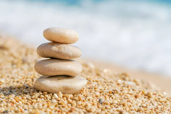 金字塔石在海滩的沙滩上保持平衡 Zen Balance Minimalism Harmony Peace 有选择的重点 — 图库照片