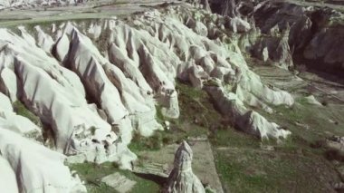 Hava görüntüleri Kapadokya manzarası ve gün batımında gül vadisi. Türkiye