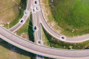 Akıllı araçlar Ai Lojistik ile iletişim kuruyor. Otomatik Akıllı Yollar Trafik Yolu Kesişme Otoyol Üçgenlemesi Trafik Verileri