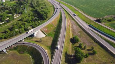 Yol kavşağı ya da karayolu kavşağının havadan görüntüsü