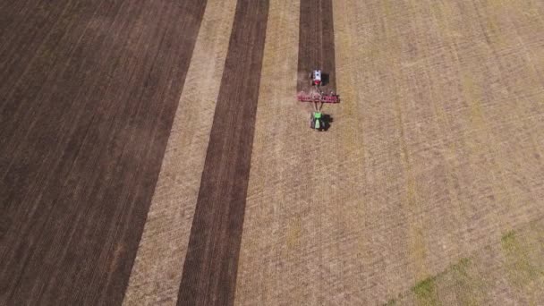 Orba traktoru a hnojení zemědělských polí na jaře — Stock video