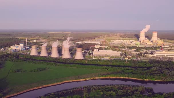 Widok z powietrza na elektrownię jądrową produkującą energię elektryczną — Wideo stockowe