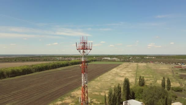 Antena witn tecnología 5G en el campo rural. — Vídeo de stock